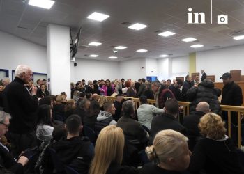Όσα έγιναν την πρώτη μέρα της δίκης για τα Τέμπη – Οργή και αγανάκτηση σε μια ανεπαρκή αίθουσα