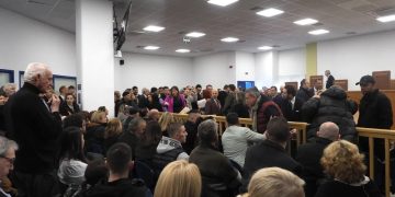 Όσα έγιναν την πρώτη μέρα της δίκης για τα Τέμπη – Οργή και αγανάκτηση σε μια ανεπαρκή αίθουσα