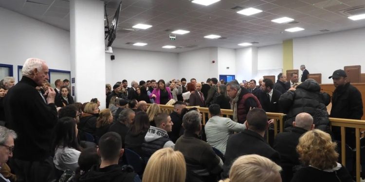 Όσα έγιναν την πρώτη μέρα της δίκης για τα Τέμπη – Οργή και αγανάκτηση σε μια ανεπαρκή αίθουσα