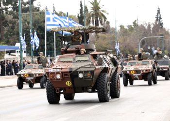 Φούσκωσε ο λαός από εθνική υπερηφάνεια στη δικαστική αίθουσα των Τεμπών, στο σκάνδαλο των υποκλοπών, τι να του πει η παρέλαση των εξοπλισμών