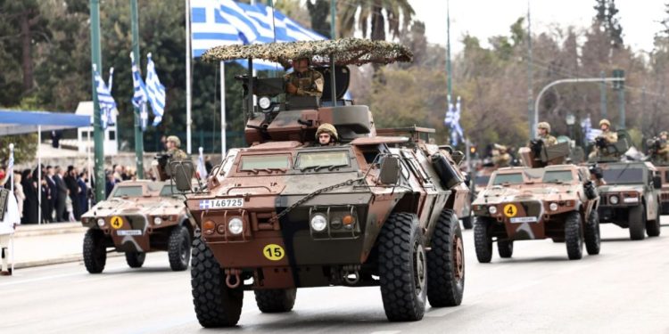 Φούσκωσε ο λαός από εθνική υπερηφάνεια στη δικαστική αίθουσα των Τεμπών, στο σκάνδαλο των υποκλοπών, τι να του πει η παρέλαση των εξοπλισμών