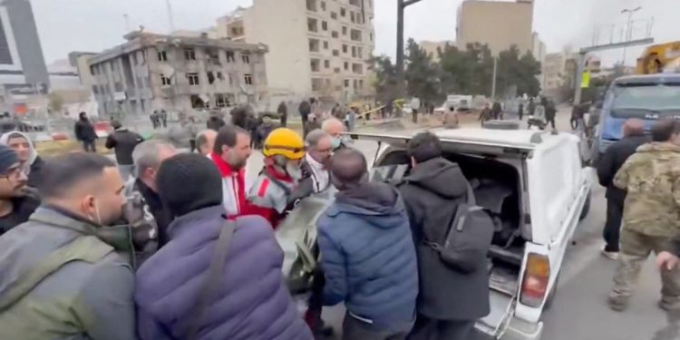 Επλήγη πλοίο στα στενά του Ορμούζ – «Την πιο σφοδρή επίθεση» κατά του Ισράηλ εξαπέλυσε το Ιράν