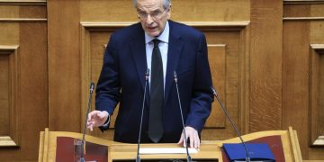 Σφυροκόπημα Σαμαρά σε Μητσοτάκη: Το δόγμα του ρηχού και όπου φυσάει ο άνεμος στην εξωτερική πολιτική