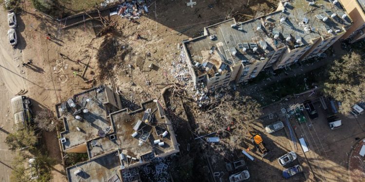 Συνεχίζονται οι ιρανικές επιθέσεις στο Ισραήλ – Πάνω από 100 τραυματίες σε Αράντ και Ντιμόνα, ένας νεκρός στη Γαλιλαία