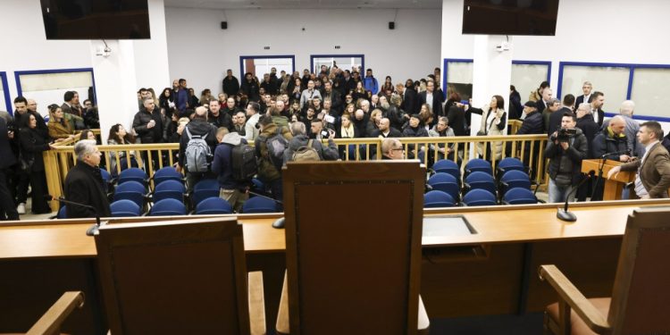 Τέμπη: «Συνειδητό σχεδιασμό αποκλεισμού», καταγγέλλουν οι συγγενείς των θυμάτων – «Η κυβέρνηση συνεχίζει τον εμπαιγμό»