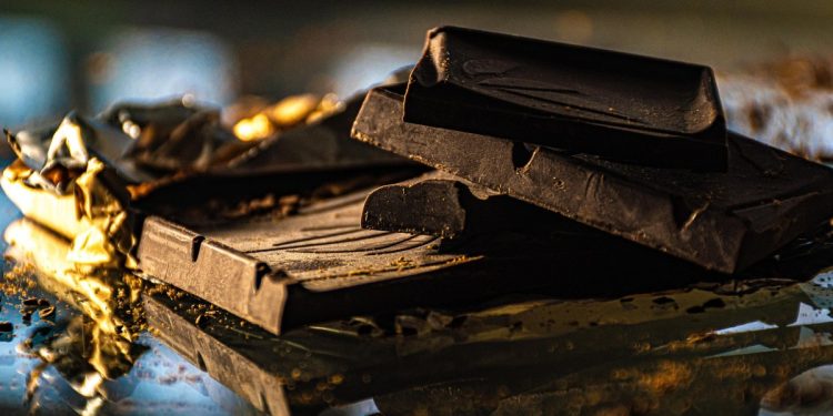 «Καυτή» σοκολάτα – Γιατί ανατιμήθηκε επτά φορές πάνω από τον πληθωρισμό – Οι αποκλίσεις μεταξύ χωρών της ΕΕ