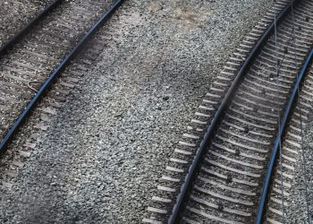 Τέμπη: Ένας βωμός δίπλα στις γραμμές – Στο «σημείο μηδέν» λίγο πριν τη δίκη