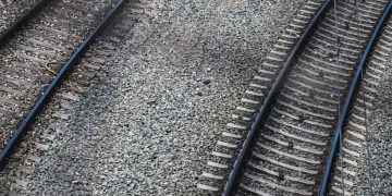 Τέμπη: Ένας βωμός δίπλα στις γραμμές – Στο «σημείο μηδέν» λίγο πριν τη δίκη