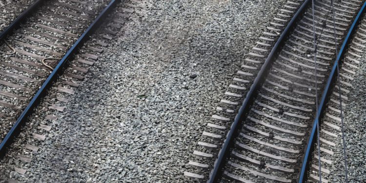 Τέμπη: Ένας βωμός δίπλα στις γραμμές – Στο «σημείο μηδέν» λίγο πριν τη δίκη