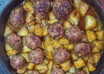 Κεφτεδάκια στον φούρνο με πατάτες λεμονάτες