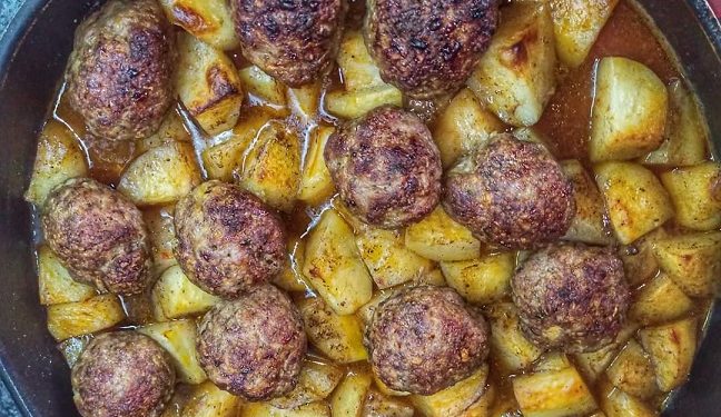 Κεφτεδάκια στον φούρνο με πατάτες λεμονάτες