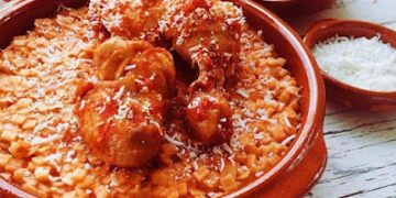 Κοτόπουλο γιουβέτσι με μικρό χυλοπιτάκι ή κριθαράκι