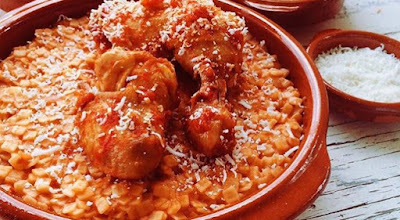 Κοτόπουλο γιουβέτσι με μικρό χυλοπιτάκι ή κριθαράκι