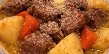 Στην κατσαρόλα  μοσχαράκι, λεμόνι και πατάτες