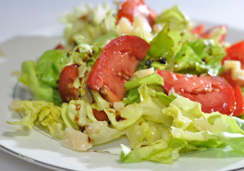 Σαλάτα με μαρούλι, ντομάτα και κουκουνάρι