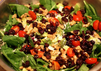 Σαλάτα με σπανάκι, αβοκάντο και ντρέσινγκ βατόμουρου