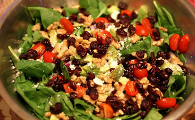 Σαλάτα με σπανάκι, αβοκάντο και ντρέσινγκ βατόμουρου