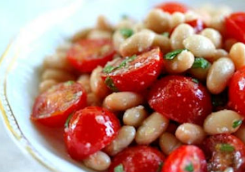 Σαλάτα με φασόλια και ντοματίνια