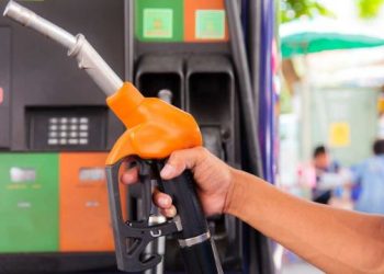 Φουντώνει η πολιτική κόντρα με φόντο τις οικονομικές επιπτώσεις του πολέμου στη Μέση Ανατολή