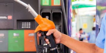 Φουντώνει η πολιτική κόντρα με φόντο τις οικονομικές επιπτώσεις του πολέμου στη Μέση Ανατολή