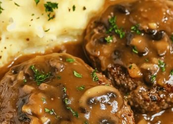 Κλασικά Μπιφτέκια στο Τηγάνι με Σάλτσα Μανιταριών