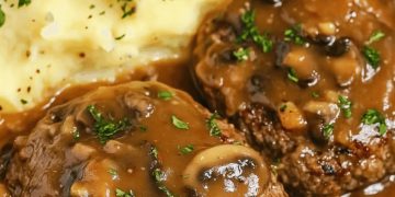 Κλασικά Μπιφτέκια στο Τηγάνι με Σάλτσα Μανιταριών