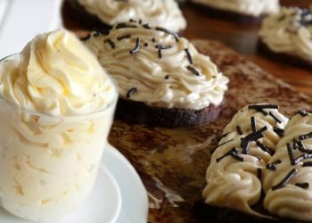 Βασική κρέμα (Μουσελίν) με αυθεντική πραλίνα  ( Γλυκό)