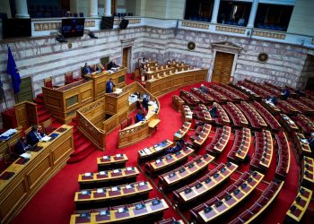 Πυρ ομαδόν από αντιπολίτευση για ακρίβεια και υποκλοπές