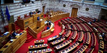 Πυρ ομαδόν από αντιπολίτευση για ακρίβεια και υποκλοπές