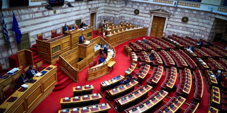 Πυρ ομαδόν από αντιπολίτευση για ακρίβεια και υποκλοπές
