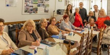 Επίσκεψη του Δημάρχου Πειραιά και της Υπουργού Κοινωνικής Συνοχής και Οικογένειας στα Κέντρα Αγάπης και Αλληλεγγύης για το πρόγραμμα «Όλοι Digital»