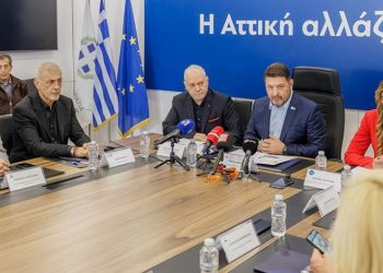 Ο Δήμαρχος Πειραιά Γιάννης Μώραλης στην υπογραφή της προγραμματικής σύμβασης για το Κέντρο Υδάτινου Αθλητισμού και Πολιτισμού στο Σ.Ε.Φ.