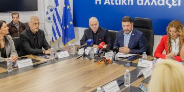 Ο Δήμαρχος Πειραιά Γιάννης Μώραλης στην υπογραφή της προγραμματικής σύμβασης για το  Κέντρο Υδάτινου Αθλητισμού και Πολιτισμού στο Σ.Ε.Φ.  