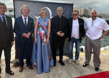 Ο Δήμαρχος Πειραιά Γιάννης Μώραλης στα εγκαίνια του M/Y Omega στη Μαρίνα Ζέας