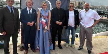 Ο Δήμαρχος Πειραιά Γιάννης Μώραλης στα εγκαίνια του M/Y Omega στη Μαρίνα Ζέας