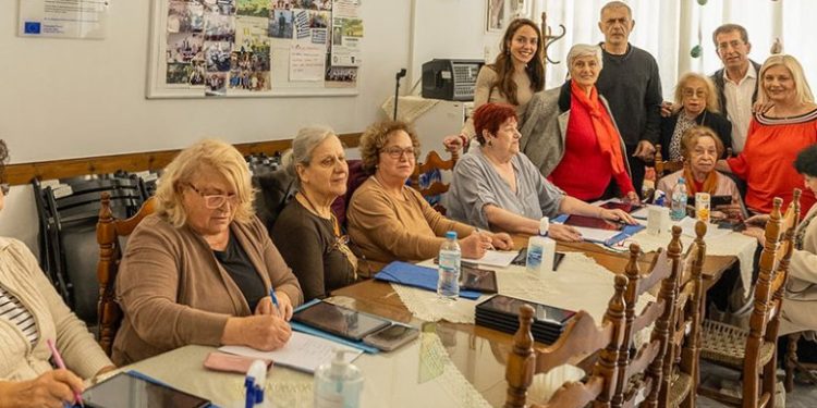 Επίσκεψη του Δημάρχου Πειραιά και της Υπουργού Κοινωνικής Συνοχής και Οικογένειας στα Κέντρα Αγάπης και Αλληλεγγύης για το πρόγραμμα «Όλοι Digital»