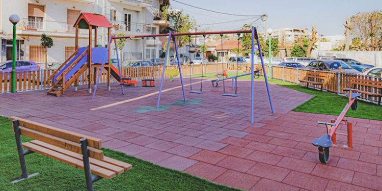 Καμίνια: Πλήρης ανακατασκευή παιδικής χαράς και βελτίωση του δημόσιου χώρου από τον Δήμο Πειραιά