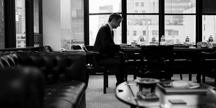 O πρωθυπουργός «πετάει χαρταετό» και προσβάλλει την κοινωνία