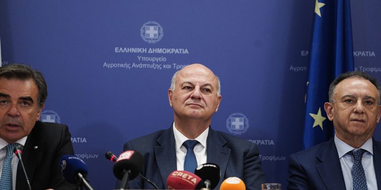 ΟΠΕΚΕΠΕ 2: Πως τα τσιμεντένια κανάλια στην Καρδίτσα «χαντάκωσαν» τον Κώστα Τσιάρα