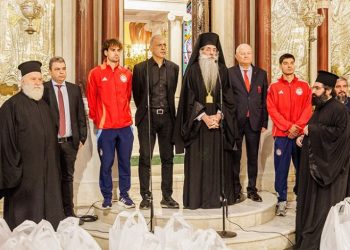 Ο Δήμαρχος Πειραιά Γιάννης Μώραλης στη διανομή   Πασχαλινών δεμάτων αγάπης από την Ιερά Μητρόπολη Πειραιώς 