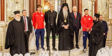 Ο Δήμαρχος Πειραιά Γιάννης Μώραλης στη διανομή   Πασχαλινών δεμάτων αγάπης από την Ιερά Μητρόπολη Πειραιώς 