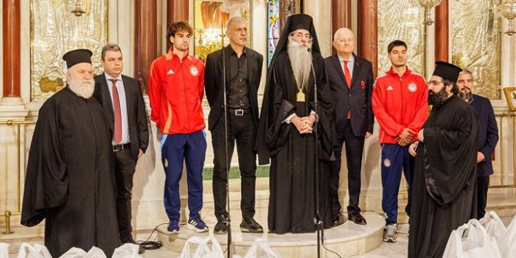 Ο Δήμαρχος Πειραιά Γιάννης Μώραλης στη διανομή   Πασχαλινών δεμάτων αγάπης από την Ιερά Μητρόπολη Πειραιώς 