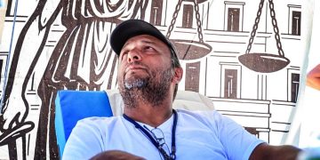 «Δεν γίνεται να παρακαλάμε τη δικαιοσύνη να κάνει τη δουλειά της» – Ο Πάνος Ρούτσι στη δίκη των Τεμπών