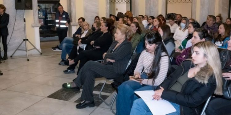 Με μεγάλη συμμετοχή γονέων η ενημερωτική ομιλία για την παιδική ανάπτυξη στη Δημοτική Πινακοθήκη Πειραιά