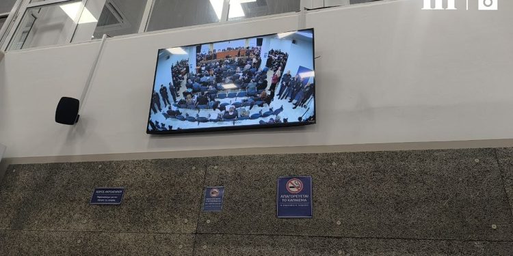 Τέμπη: Με εντάσεις, ισχυρή αστυνομική παρουσία και αντιδράσεις η δίκη – «Η δικαιοσύνη να σταθεί στο ύψος της»