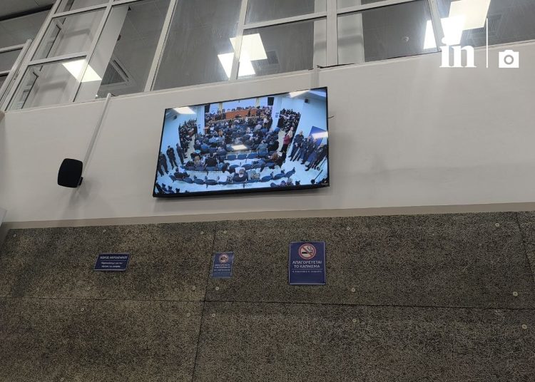 Τέμπη: Με εντάσεις, ισχυρή αστυνομική παρουσία και αντιδράσεις η δίκη – «Η δικαιοσύνη να σταθεί στο ύψος της»