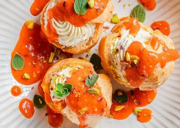 Αλμυρά σουδάκια με κρέμα φέτας & σάλτσα ψητής πιπεριάς