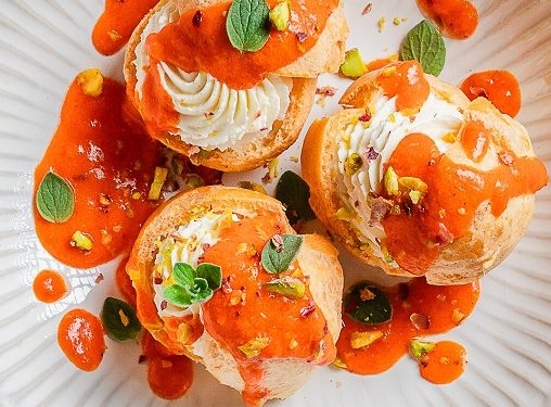 Αλμυρά σουδάκια με κρέμα φέτας & σάλτσα ψητής πιπεριάς