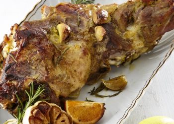 Αρνάκι μπούτι στο φούρνο με δεντρολίβανο και νεράντζι