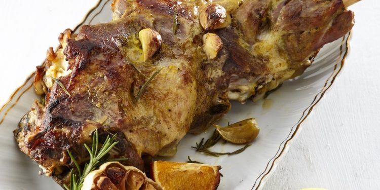 Αρνάκι μπούτι στο φούρνο με δεντρολίβανο και νεράντζι